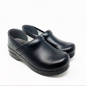 Dansko 38  Clog Black Leather Nursing